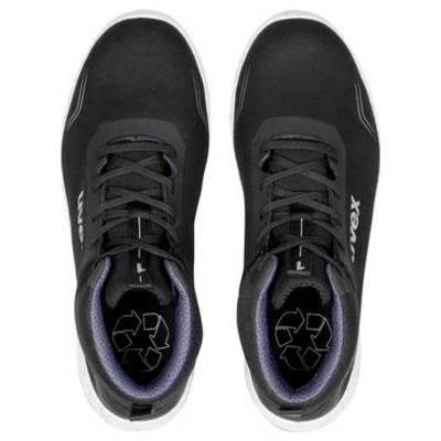 Draufsicht auf ein Paar schwarze Sportschuhe mit weißen Sohlen und Schnürsenkeln, nebeneinander auf weißem Hintergrund dargestellt.