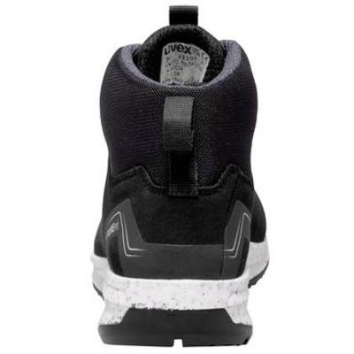 Rückansicht eines schwarzen Sportschuhs oder Sneakers mit einer weißen gesprenkelten Sohle und einer Lasche, gezeigt vor einem weißen Hintergrund.