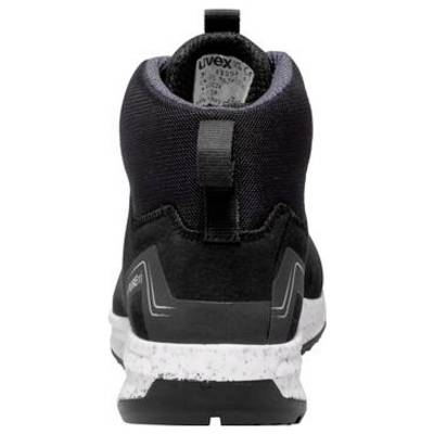 Rückansicht eines schwarzen Sportschuhs mit einer weiß gesprenkelten Sohle und einer Zuglasche.
