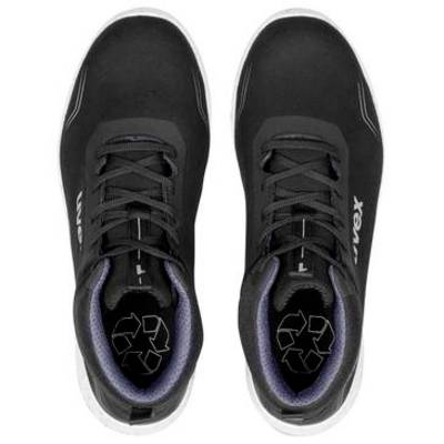 Paar schwarze Sportschuhe von oben betrachtet mit weißen Sohlen und sichtbaren Einlegesohlen mit Recycling-Symbol.