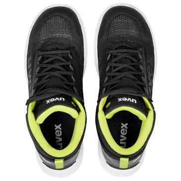 Paar schwarze Sportschuhe mit neongelb-grüner Innenseite, von oben auf weißem Hintergrund dargestellt.