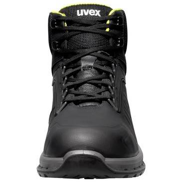 Vorderansicht eines schwarzen Uvex-Sicherheitsstiefel mit Schnürung und gelben Akzenten auf weißem Hintergrund.