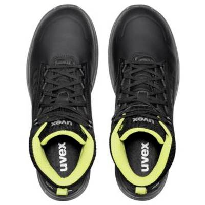 Paar schwarze UVEX-Sportschuhe von oben betrachtet, mit leuchtend gelben inneren Kragen und sichtbarem Branding auf den Zungen und Innensohlen.