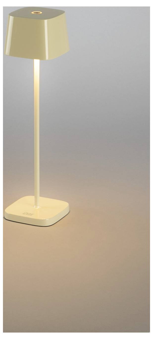 Moderne Tischleuchte in Beige mit schlankem hohem Ständer und warmem Licht auf neutralem Hintergrund.