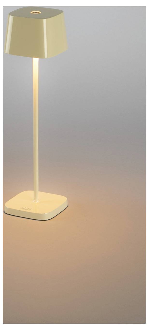 Minimalistische beigefarbene Tischlampe mit warmem, glühendem Licht auf einfachem grauem Hintergrund.