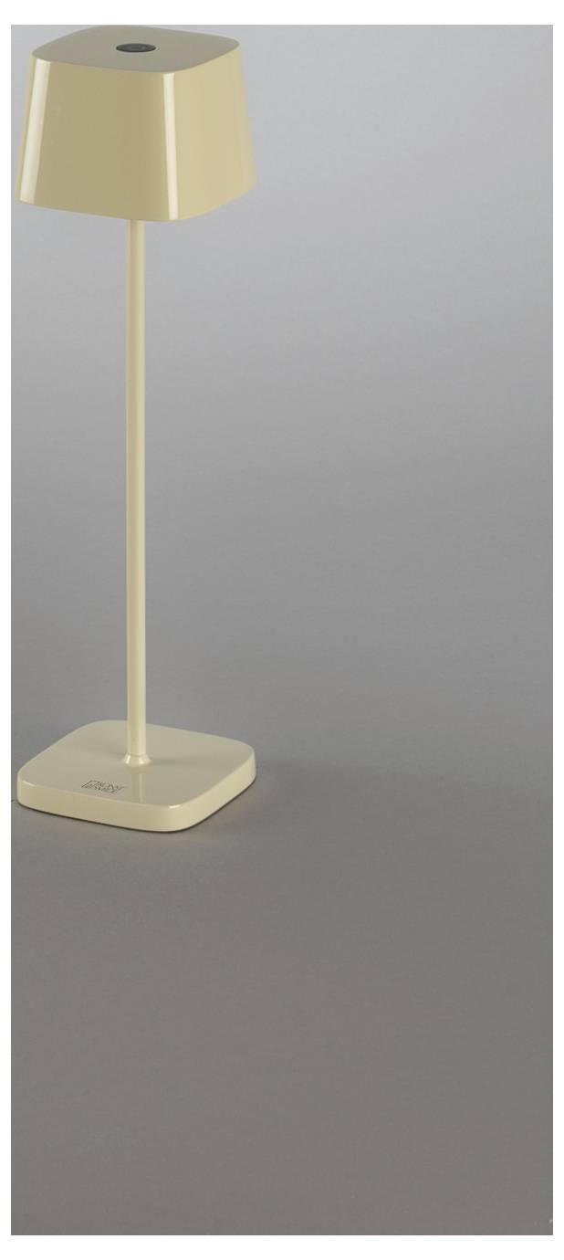 Beige moderne Tischleuchte mit schlankem hohem Schaft und rechteckiger Basis auf grauem Hintergrund.