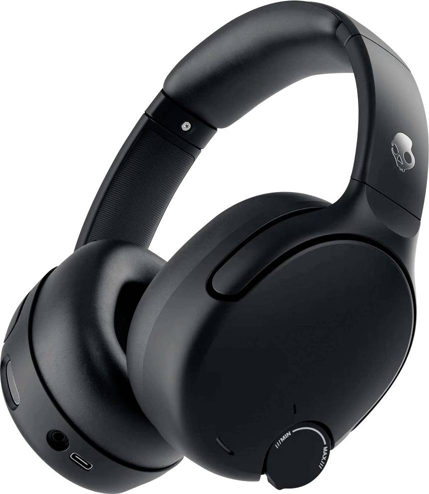 Schwarze Over-Ear-Kopfhörer mit Totenkopf-Logo, in einer produktstilisierten Nahaufnahme auf weißem Hintergrund dargestellt.