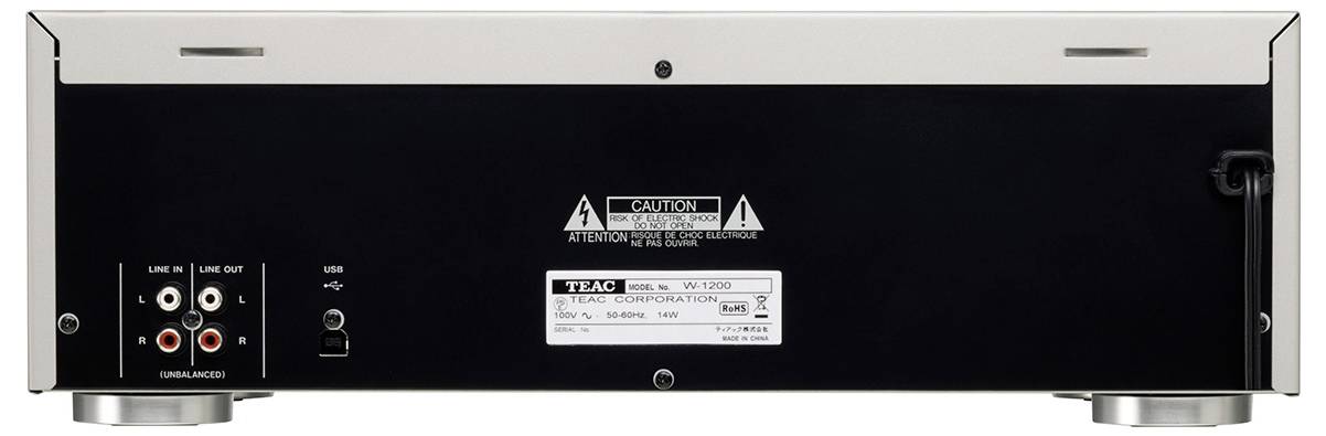 Rückansicht einer TEAC-Audiokomponente mit Stereo-Line-In/Out-RCA-Buchsen, einem Stromeingang, Warnetiketten und Modellinformationen.