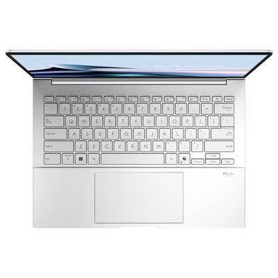 Draufsicht auf einen silbernen Laptop mit weißer Tastatur und großem Touchpad, Bildschirm leicht geöffnet.