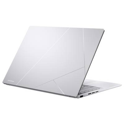 Silberner ASUS-Laptop, teilweise geöffnet auf weißem Hintergrund, zeigt das Deckeldesign und die Anschlüsse auf der Tastaturseite.