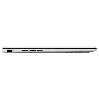 Seitenansicht eines geschlossenen silbernen Laptops, die dünne Kante mit Anschlüssen und Lüftungsöffnungen zeigend.