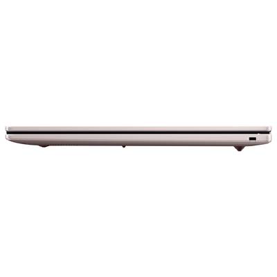 Seitenansicht eines geschlossenen silbernen Laptops, der das dünne Profil und das zentrierte Scharnier zeigt.