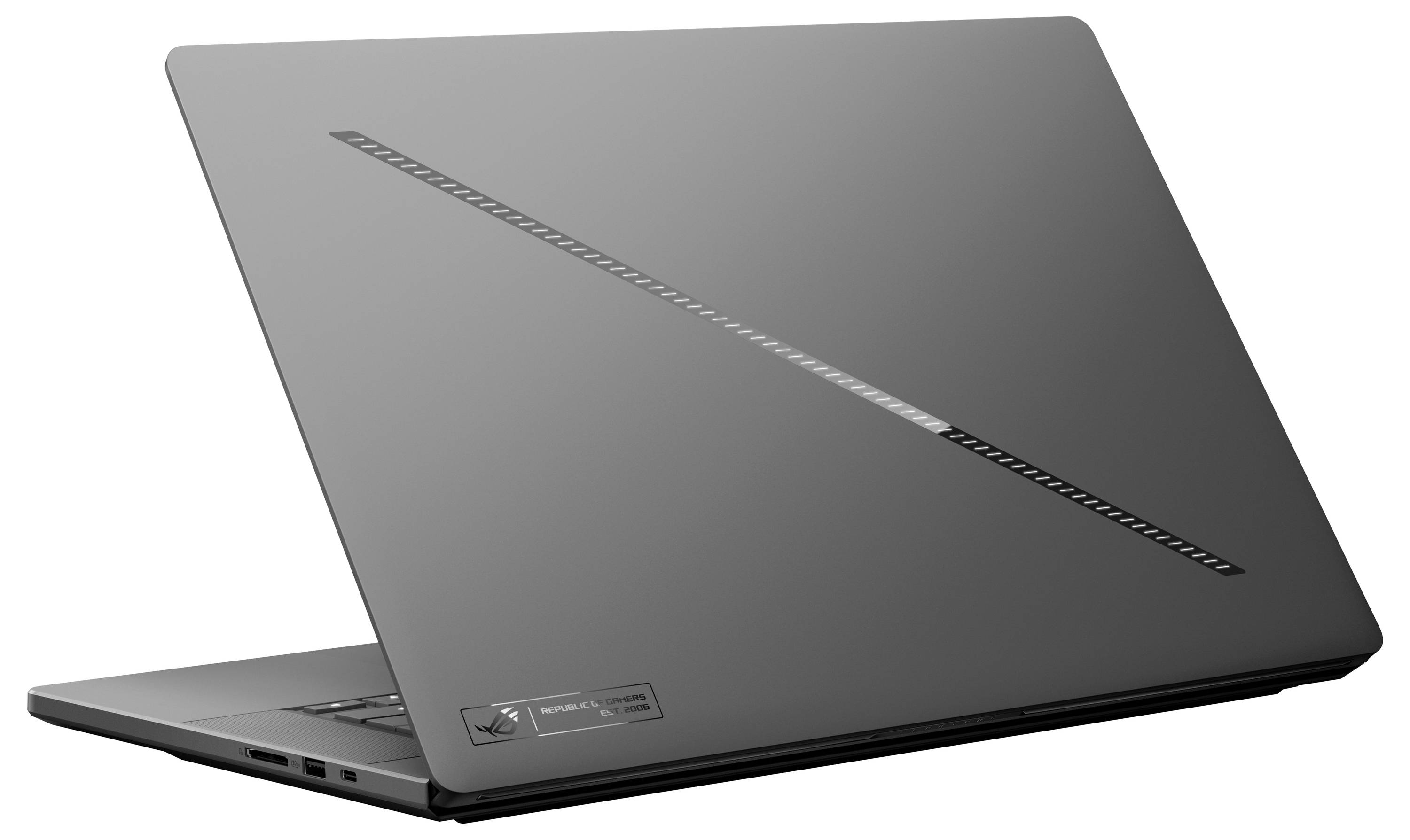 Offener Laptop, der die Rückseite eines dunkelgrauen Deckels mit einem diagonal strukturierten Streifen zeigt, in einer schräggerichteten Ansicht auf weißem Hintergrund.