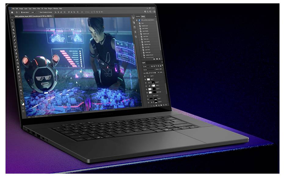 Ein Laptop zeigt eine futuristische Cyberpunk-Szene in einem Grafikbearbeitungsprogramm, mit einer maskierten Figur, neonblau-rosa Visuals und sichtbaren Oberflächenpanelen.