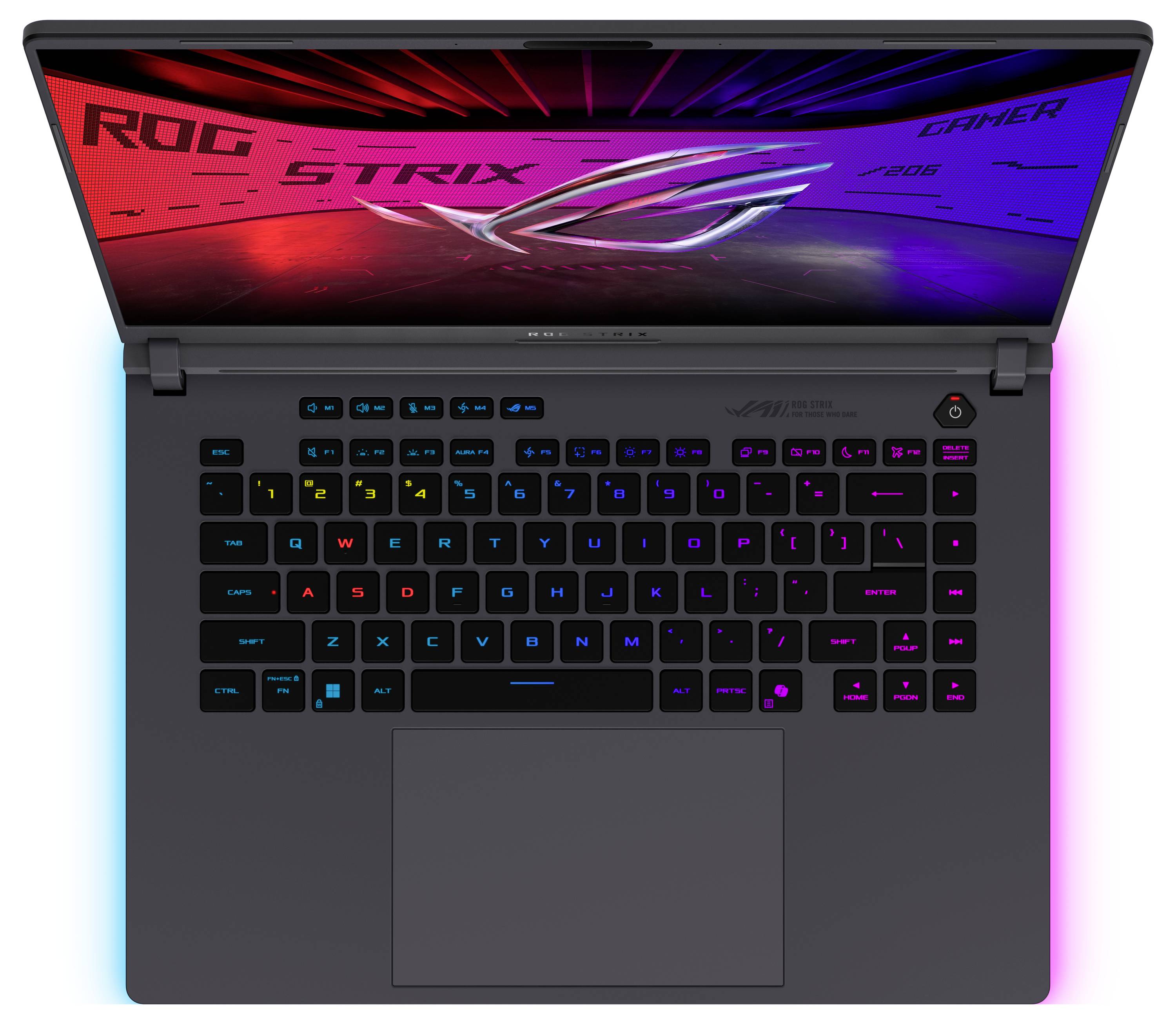 Offener Gaming-Laptop mit RGB-Tastatur und großem Touchpad; der Bildschirm zeigt „ROG STRIX"-Gaming-Grafiken und „GAMER"-Branding.