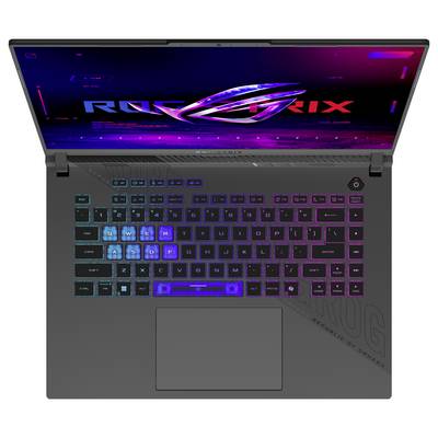 Draufsicht auf einen ASUS ROG Gaming-Laptop mit beleuchter RGB-Tastatur und großem Touchpad, auf dem Bildschirm das ROG-Logo angezeigt.