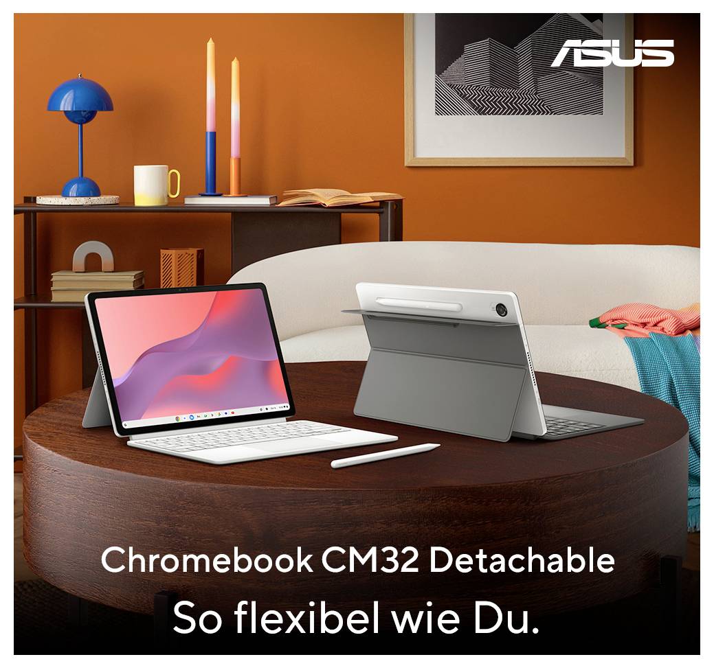 ASUS Chromebook CM32 Detachable in einer Wohnzimmerumgebung gezeigt, mit Tastatur und Stylus auf einem Tisch, mit der Beschriftung „So flexibel wie Du."