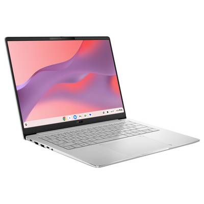 Silberner Laptop, aufgeklappt auf weißem Hintergrund, zeigt eine rosa und lila abstrakte Tapete mit sichtbarer unterer Taskleiste.