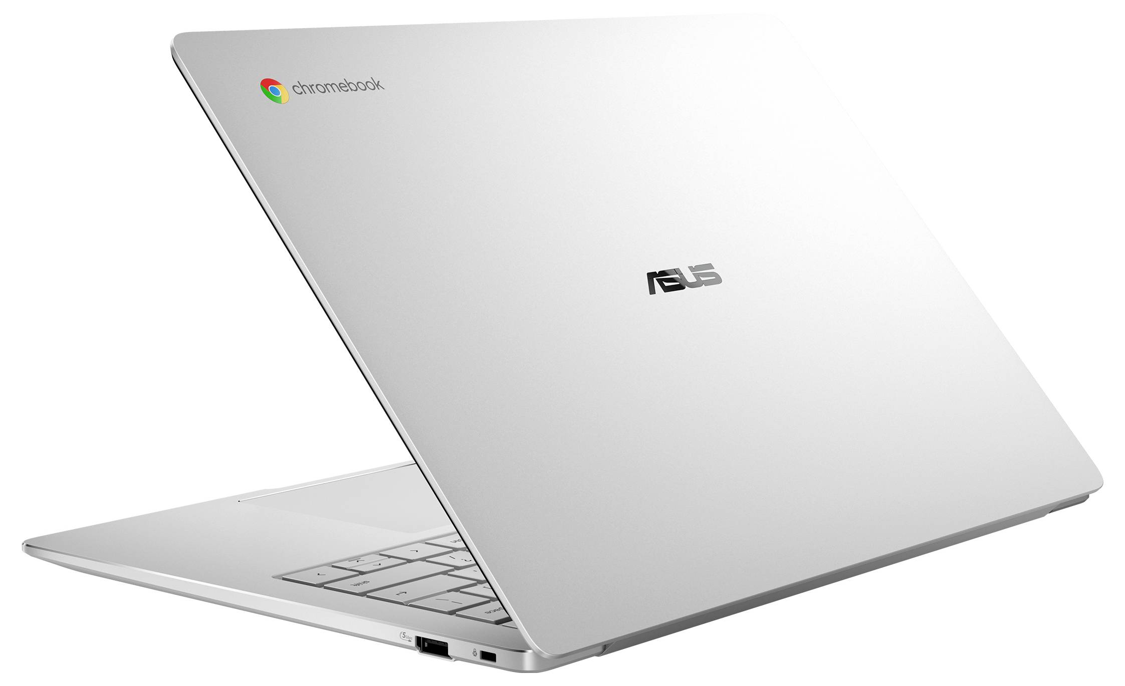 Silbernes ASUS Chromebook Laptop, teilweise aufgeklappt auf weißem Hintergrund, mit Chrome OS-Branding auf dem Deckel und sichtbarer Tastatur.