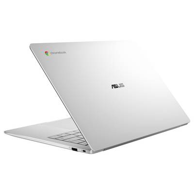 Silbernes ASUS Chromebook Laptop, teilweise aufgeklappt auf weißem Hintergrund, mit Chrome OS-Branding auf dem Deckel und sichtbarer Tastatur.