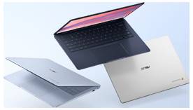 Drei abgewinkelte Laptops vor einem hellblauen Hintergrund: silberner offener Laptop, dunkler offener Laptop mit leuchtendem Bildschirm und geschlossener silberner Laptop mit Logo.