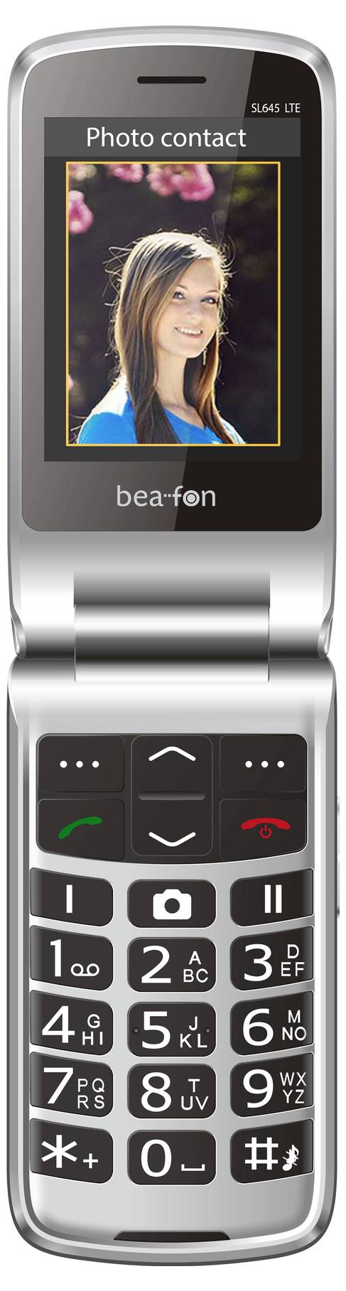 Silbernes Klapptelefon mit einem Fotokontakt auf dem Display und einer physischen Tastatur darunter, das das Porträt einer lächelnden Frau zeigt.