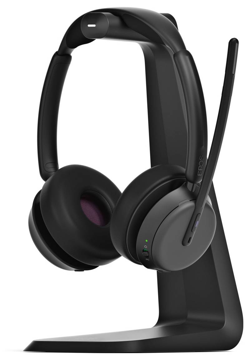 Schwarzes drahtloses Over-Ear-Headset mit Mikrofon auf einer Ladestation, Frontansicht auf weißem Hintergrund.