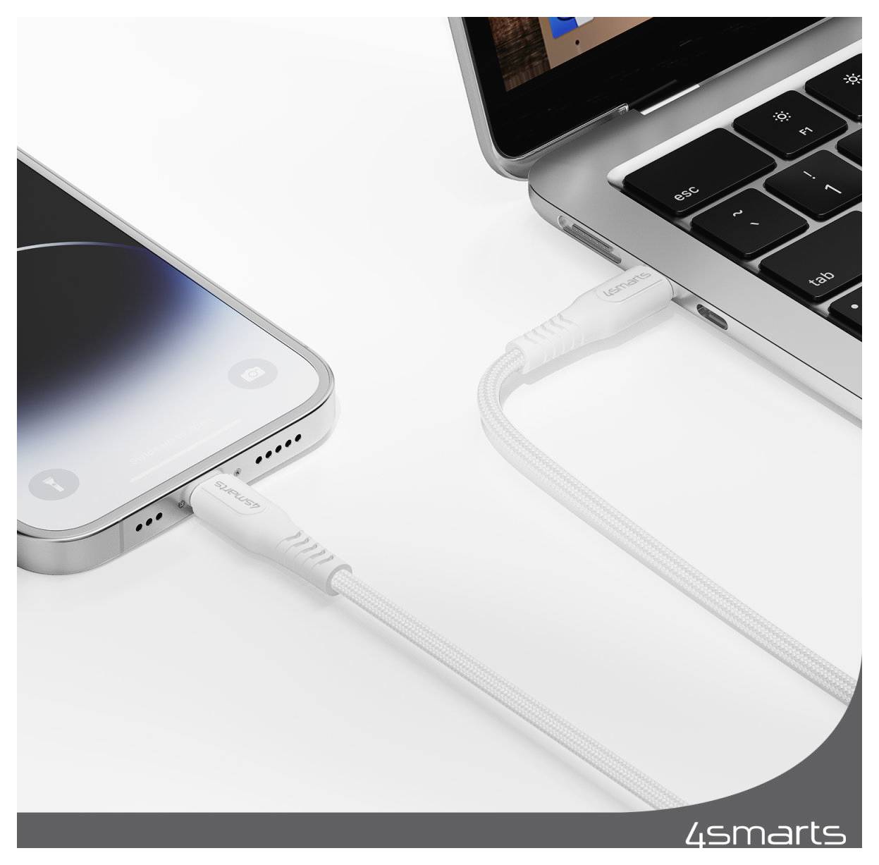 Ein Smartphone und ein Laptop, die durch weiße Lade-/Datenkabel verbunden sind, zeigen das Laden oder Synchronisieren zwischen Geräten.