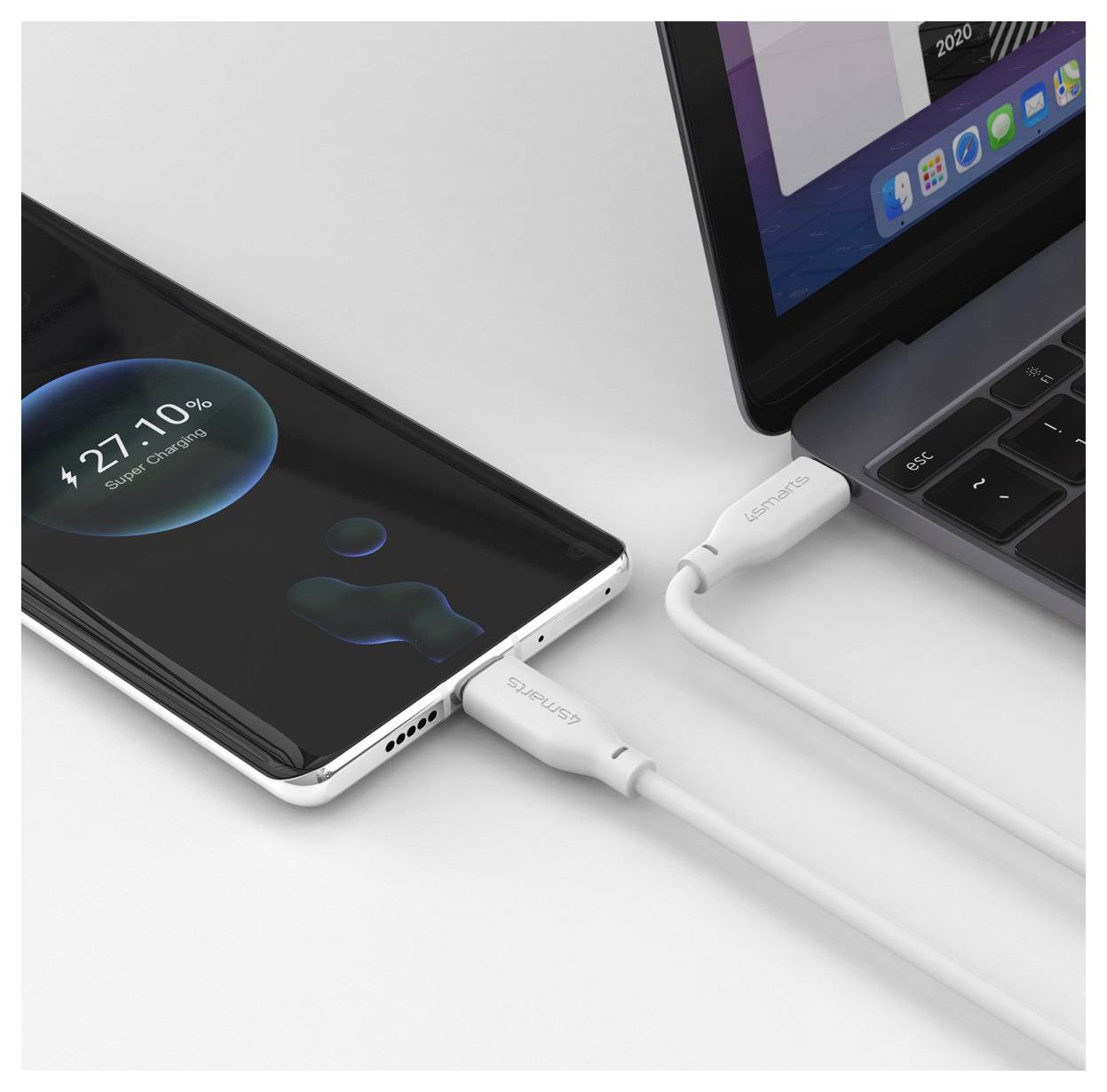 Zwei Geräte laden über USB-C-Kabel auf, die mit einem Smartphone und einem Laptop auf einer weißen Oberfläche verbunden sind und zeigen den Schnelladefstatus auf dem Telefon an.