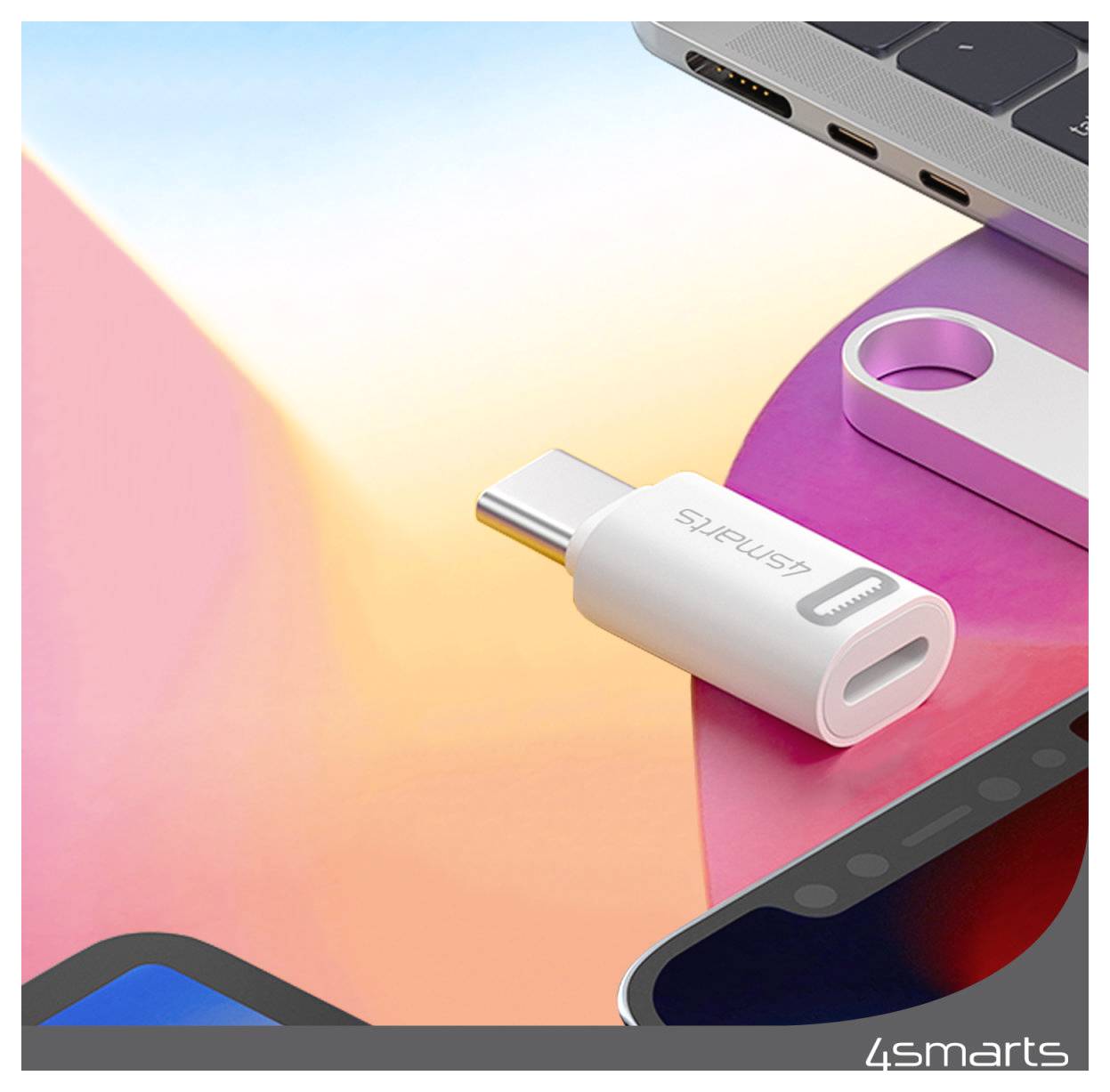 4smarts USB-C zu Lightning-Adapter gezeigt mit einem Laptop, Smartphone und Zubehör auf einem farbenfrohen Hintergrund.