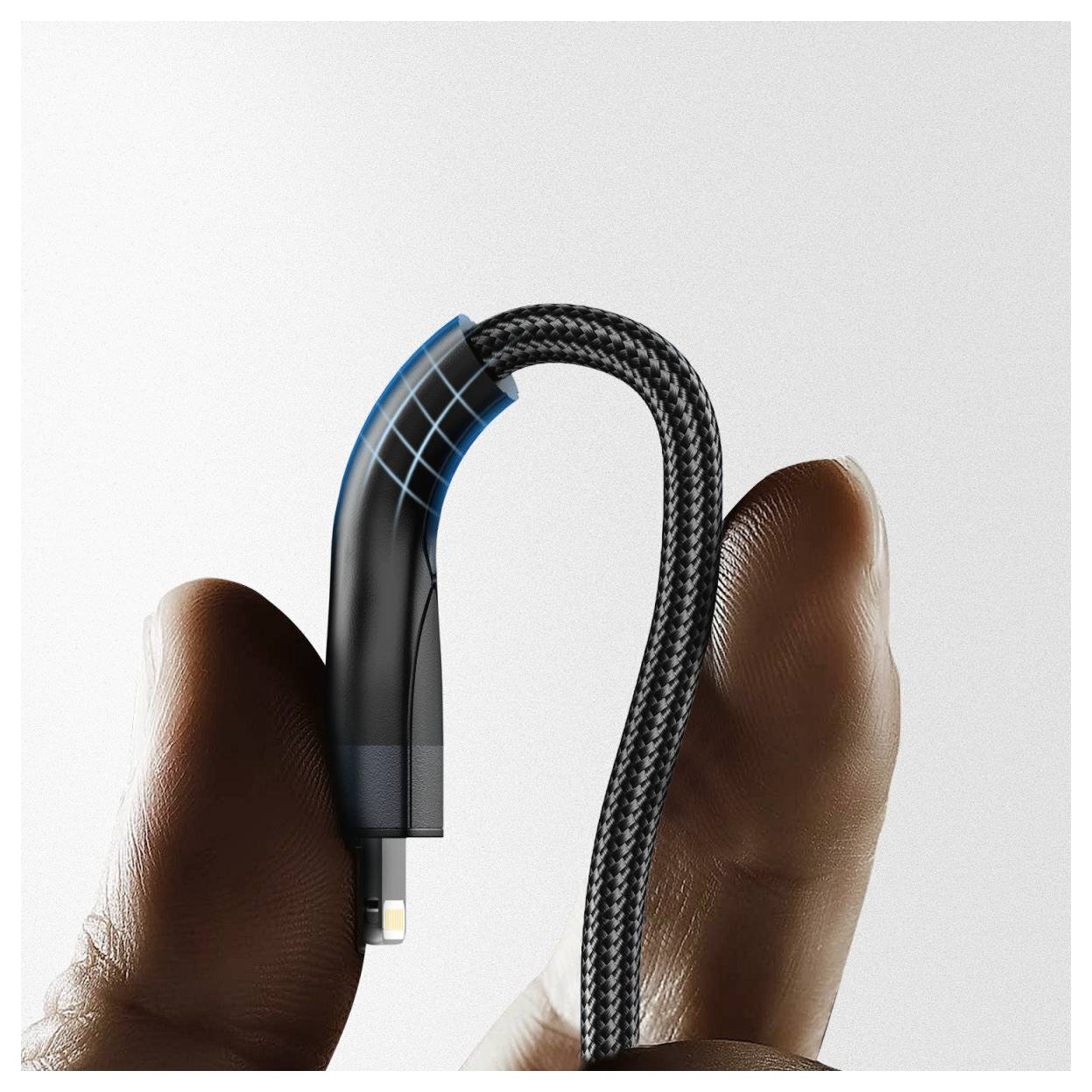 Ein kleines schwarzes Kabel oder einen Adapter, das/der zwischen zwei Fingern eingeklemmt ist, mit einem geflochtenen Kord und leuchtenden blauen Akzentlinien.