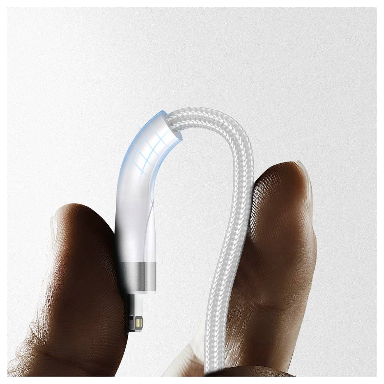Nahaufnahme eines winzigen transparenten Hörhilfe- oder Ohrhörer-Geräts, das zwischen zwei Fingern gehalten wird und ein flexibles Kabel sowie ein kleines Ohrstöpsel zeigt.