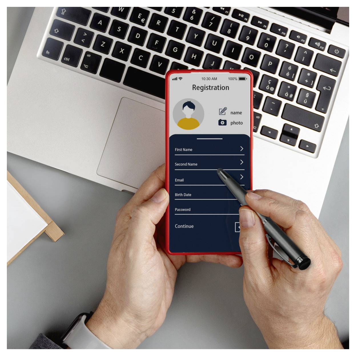Hände verwenden einen Stylus auf einem Smartphone-Registrierungsformular mit Feldern für Vorname, Nachname, E-Mail, Geburtsdatum und Passwort neben einem Laptop.