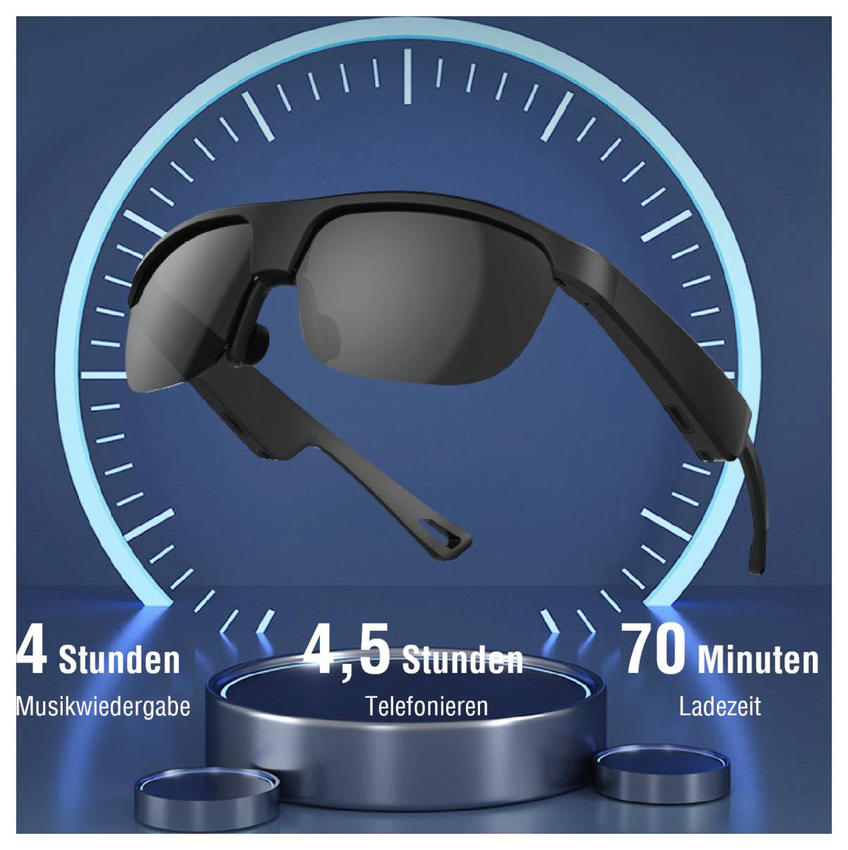Schwarze umwickelnde intelligente Sonnenbrille mit Kamera und seitlichem Boom-Mikrofon, angezeigt auf einem blauen Display mit Batteriestatistiken: 4 Stunden Musik, 4,5 Stunden Anrufe, 70 Minuten Ladezeit.