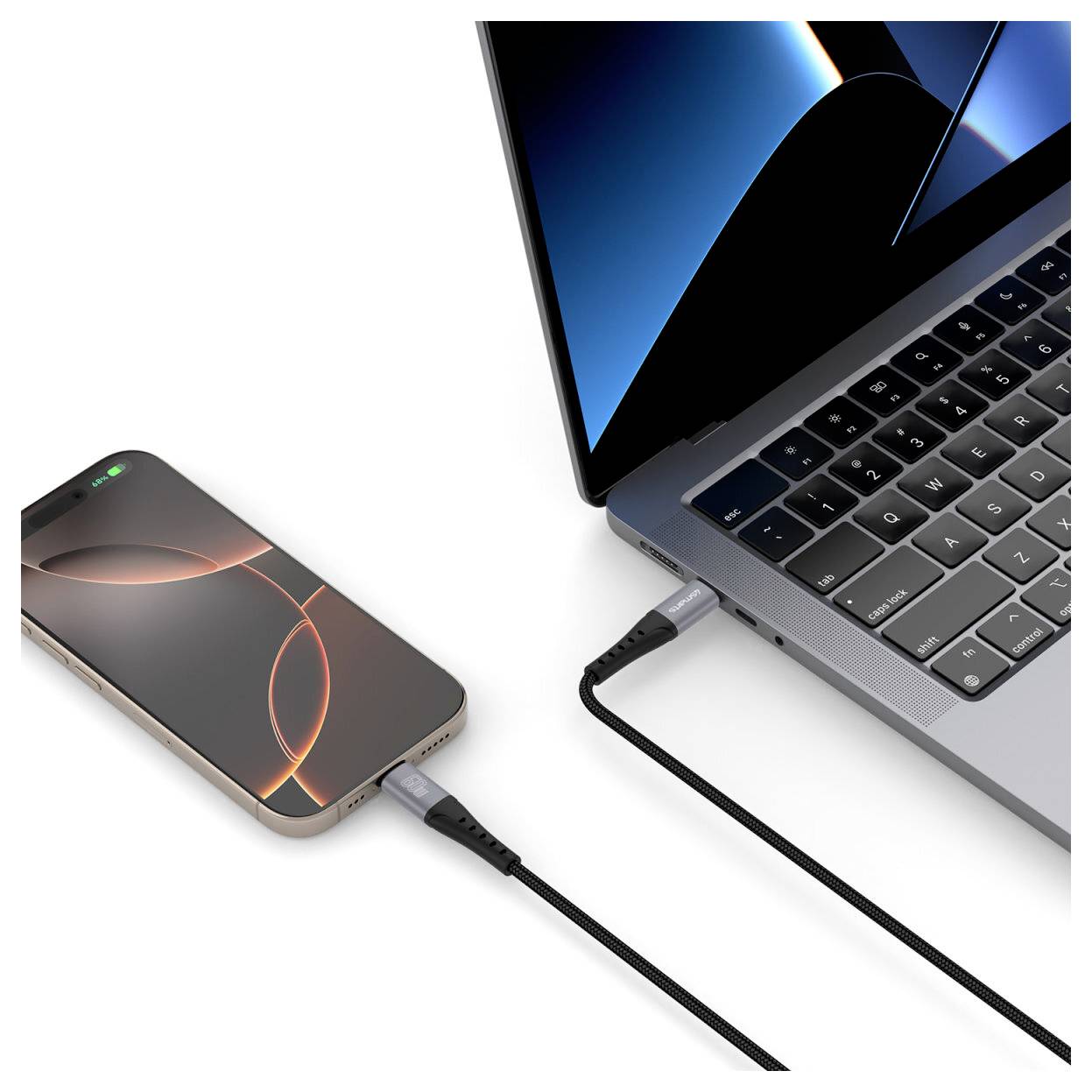 Smartphone, das per Kabel mit einem Laptop verbunden ist, was auf das Aufladen oder die Datenübertragung zwischen Geräten hindeutet.