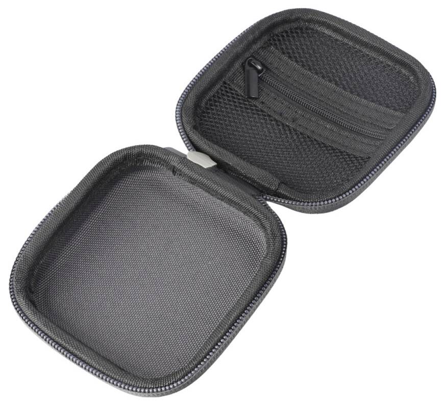 Offene schwarze Hartschalentasche mit Reißverschluss, Netzinnenfutter und kleiner Reißverschlusstasche, leer gezeigt und teilweise geöffnet.