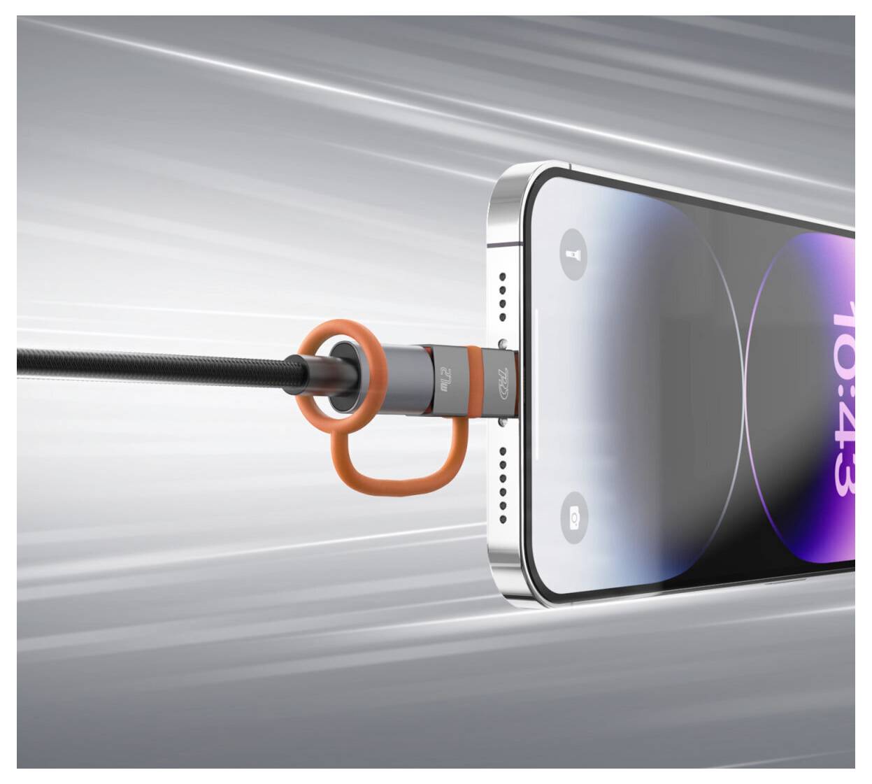 Nahaufnahme eines Smartphones, das mit einem Kabel und einem orangefarbenen Ringzubehör am Anschluss aufgeladen wird, was auf schnelles oder sicheres Laden hindeutet.
