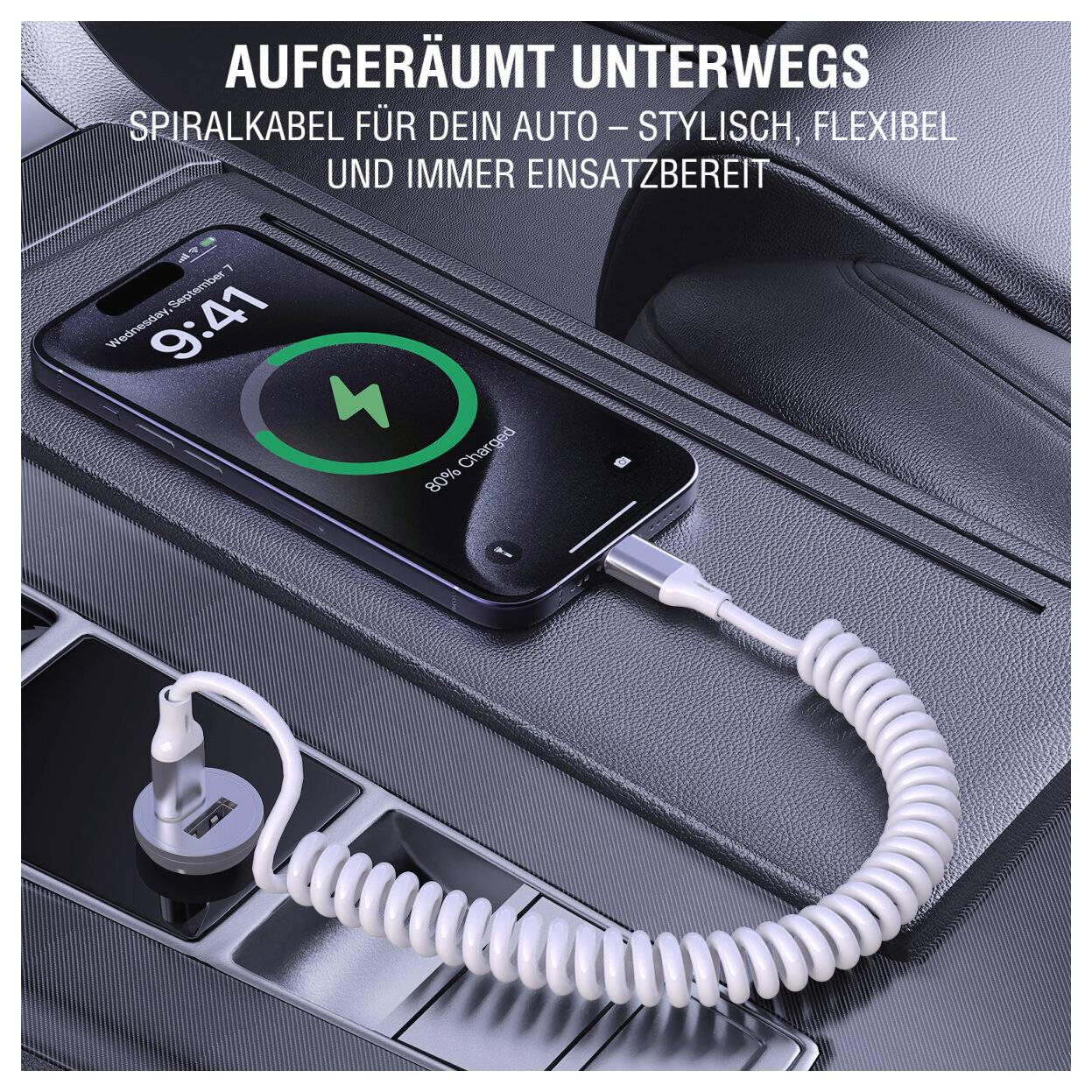 # Telefonladung im Auto mit Spiralkabel; Deutscher Text sagt „AUFGERÄUMT UNTERWEGS" und bewirbt ein stilvolles, flexibles Spiral-Autokabel.<br><br>**AUFGERÄUMT UNTERWEGS**<br><br>Stilvolles, flexibles Spiral-Autokabel für das Telefonladen im Fahrzeug.