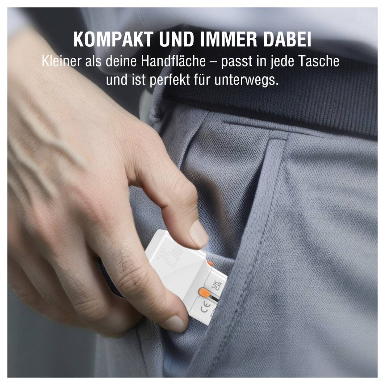 Eine Hand legt ein kleines weißes Gerät in eine Hosentasche; deutscher Text besagt, dass es kompakt, kleiner als eine Handfläche und leicht überall hin mitzunehmen ist.