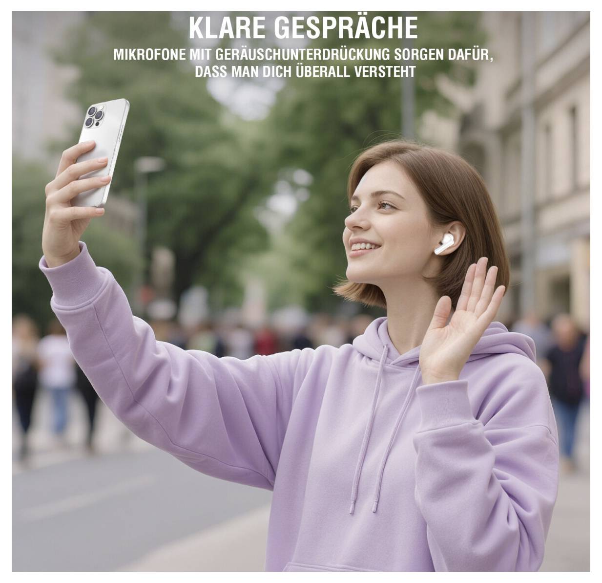 Frau in einem lavendelfarbenen Hoodie macht ein Selfie und winkt auf einer Stadtstraße; deutscher Text sagt „KLARE GESPRÄCHE" und verweist auf Geräuschunterdrückungsmikrofone für klare Anrufe überall.