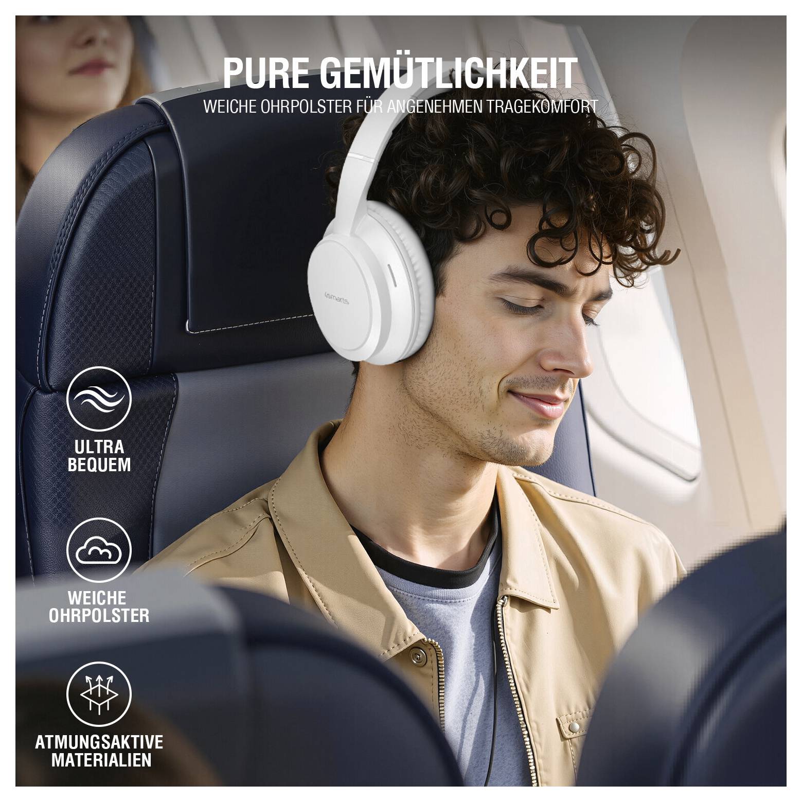 Ein junger Mann mit weißen Kopfhörern sitzt entspannt im Flugzeug, mit deutschem Text, der Komfort bewirbt: 'PURE GEMÜTLICHKEIT' und weichen Ohrpolstern.