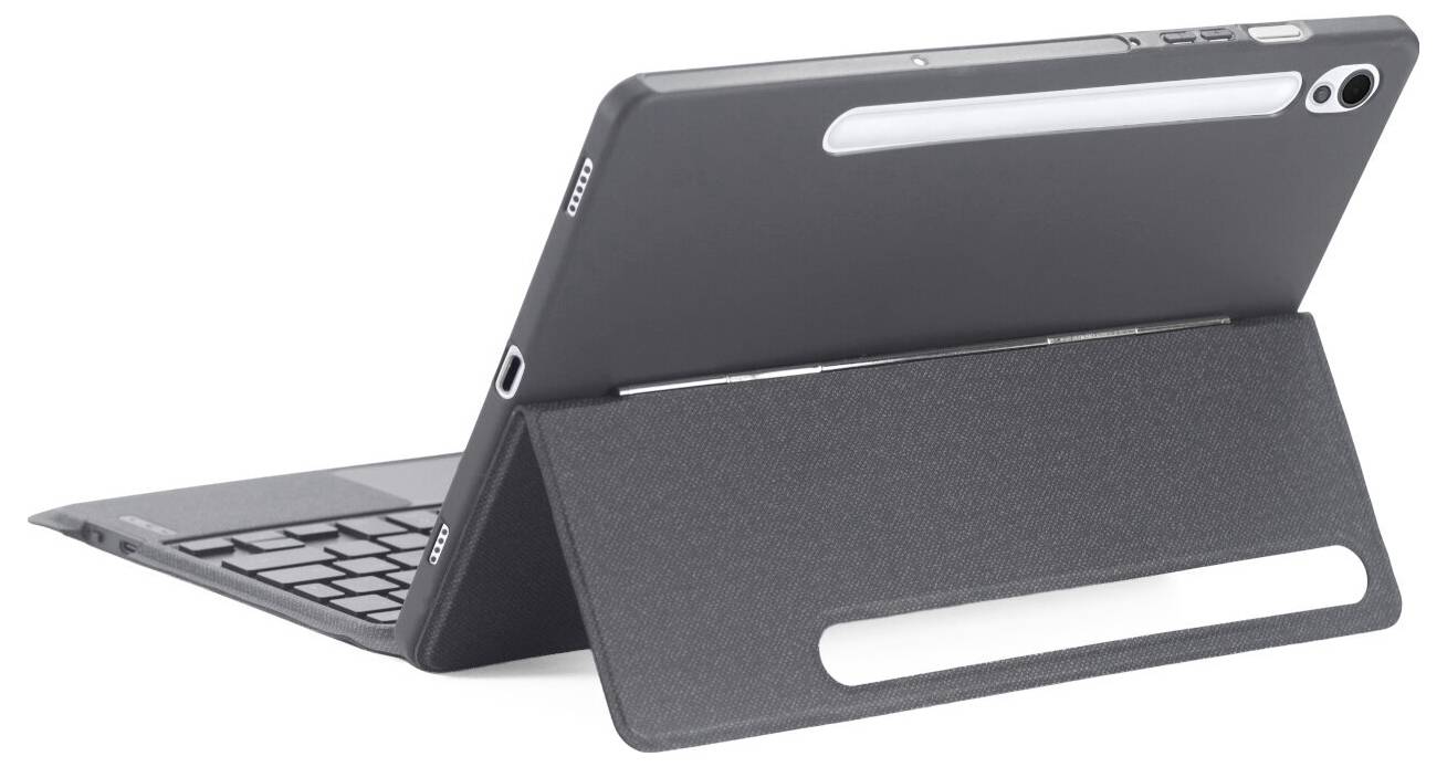 Schwarzes Tablet in einer Schutzhülle mit Klappkeyboard und Ständer auf der Rückseite, geöffnet im Winkel auf weißem Hintergrund gezeigt.