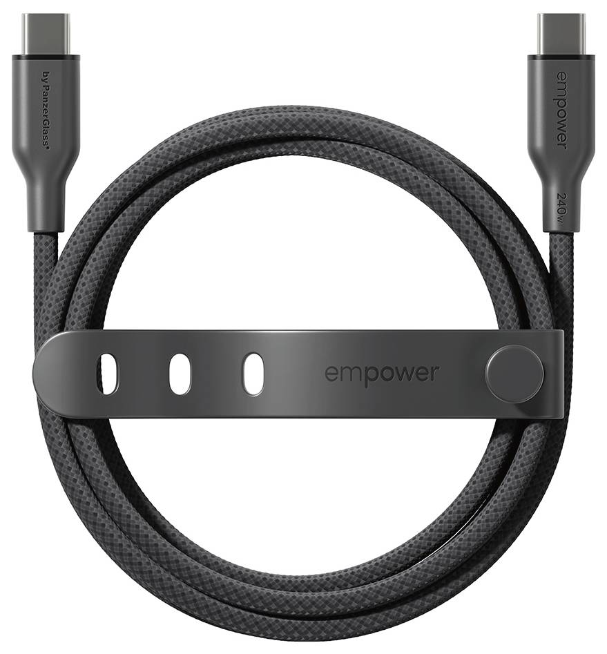 Schwarzes geflochtenes USB-C-Kabel, das um einen dunklen Riemen mit drei Schlitzen gewickelt ist, mit „empower"-Branding auf dem Stecker und dem Riemen.