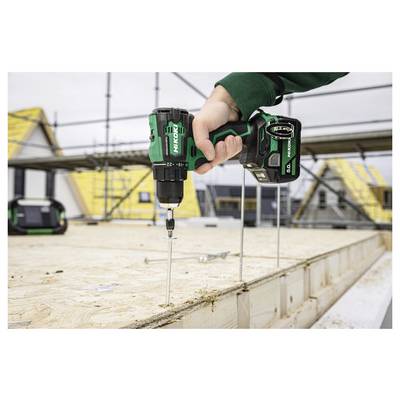 Ein Arbeiter verwendet einen kabellosen Bohrer, um Schrauben in eine hölzerne Konstruktionsplattform auf einer Baustelle zu treiben.