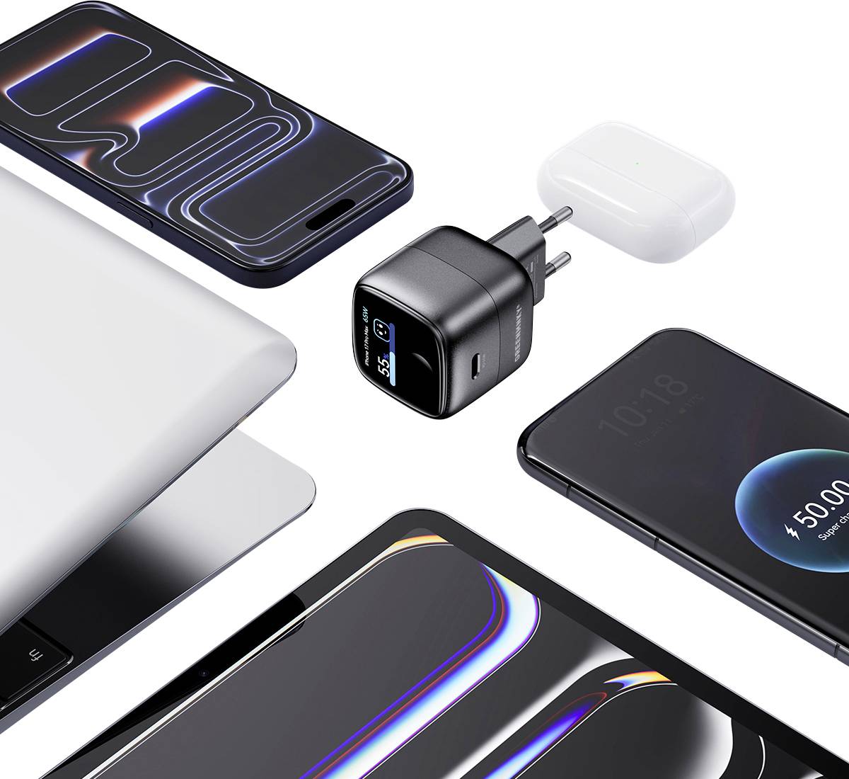 Schwarzes USB-C-Wandladegerät mit LED-Display, das neben Telefonen, Laptop und Kopfhörer-Etui abgebildet ist und veranschaulicht das schnelle Laden mehrerer Geräte.