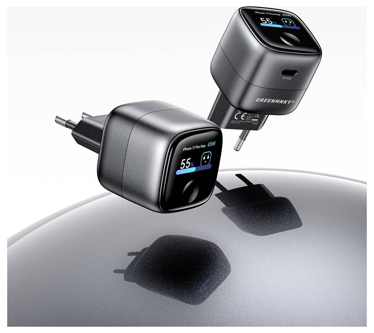 Zwei schwarze USB-Wandladegeräte auf einer reflektierenden Oberfläche dargestellt, eines mit einem digitalen Display, das „55" und „65W" anzeigt.