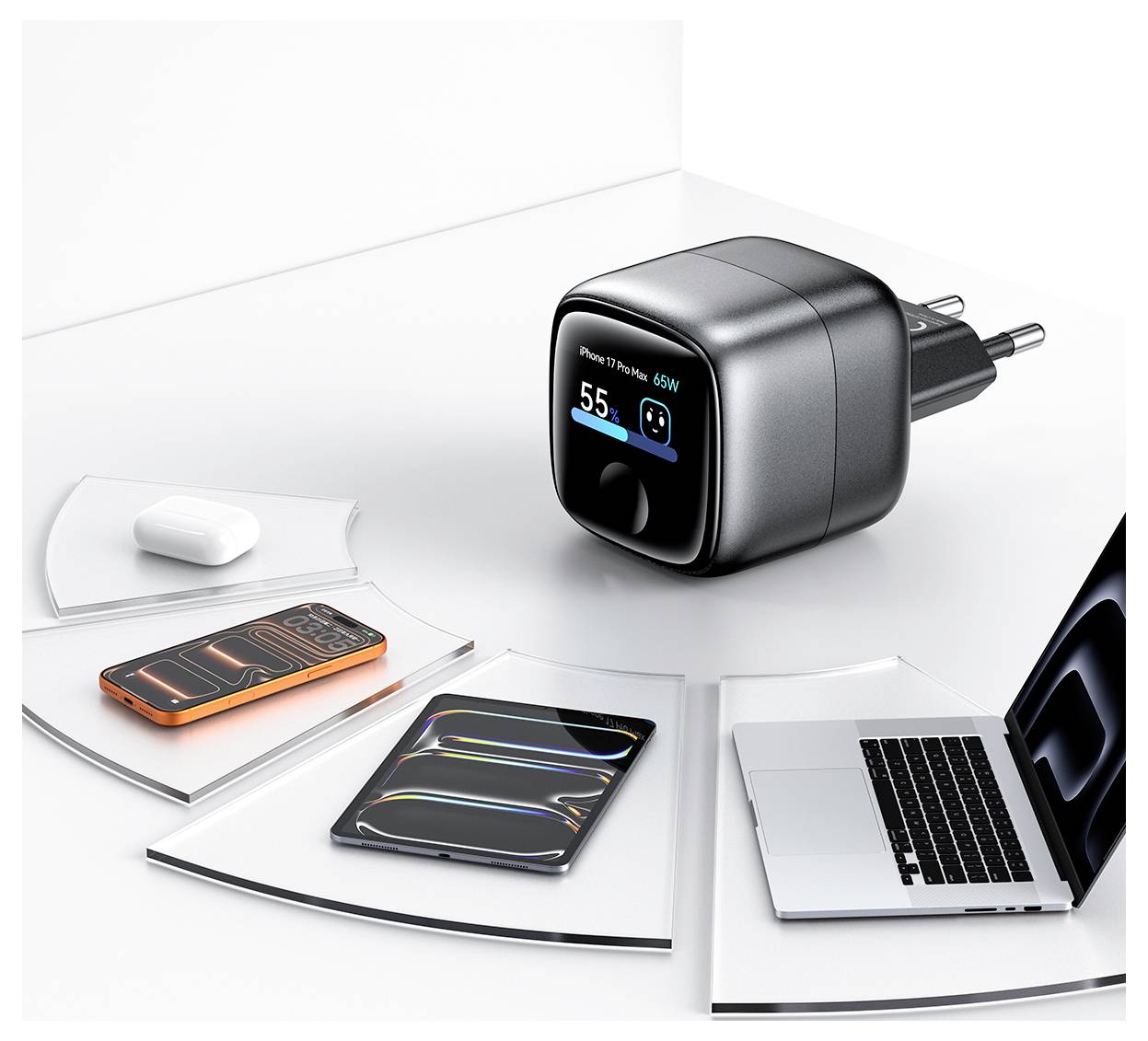 Kabelloser Lader lädt ein Telefon und Tablet neben einem Laptop auf, mit einem kompakten Stromadapter, der 55 % Akkustand und 65W Ausgabe anzeigt.