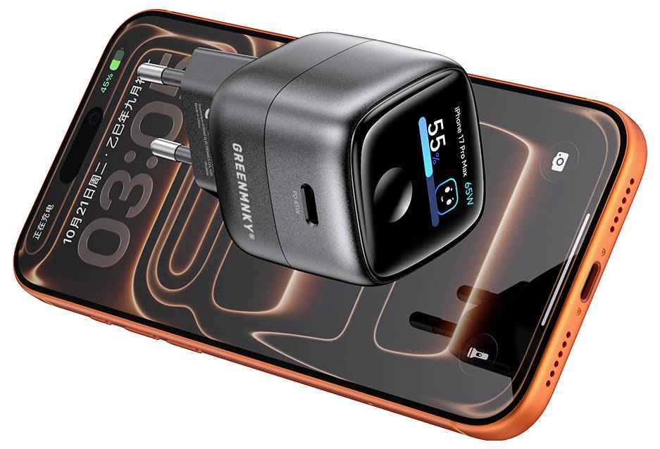 Schwarzes GreenVally Wandladegerät an einem orangefarbenen Smartphone, das ein Ladetodisplay bei 55% Batteriestand anzeigt.