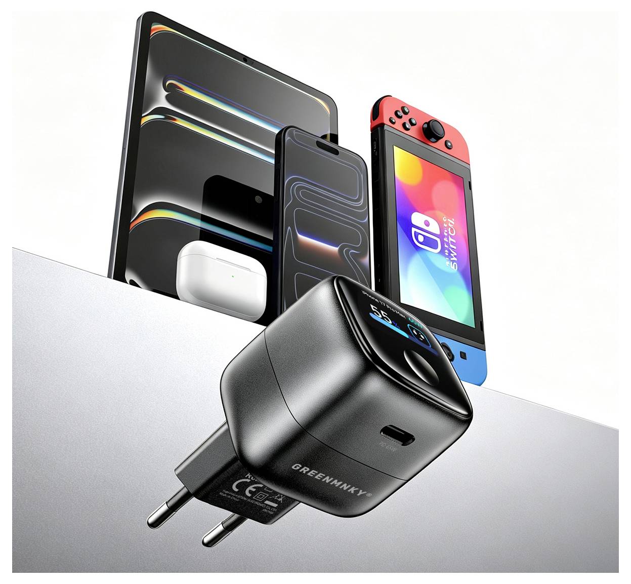 Schwarzes Greenmaxy-Wandladegerät mit digitaler Anzeige und EU-Stecker, gezeigt vor Smartphones und einer Nintendo Switch, hebt Kompatibilität und schnelles Laden hervor.