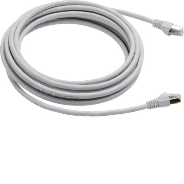 Aufgerolltes graues Ethernet-Kabel mit RJ45-Steckern an beiden Enden auf weißem Hintergrund.